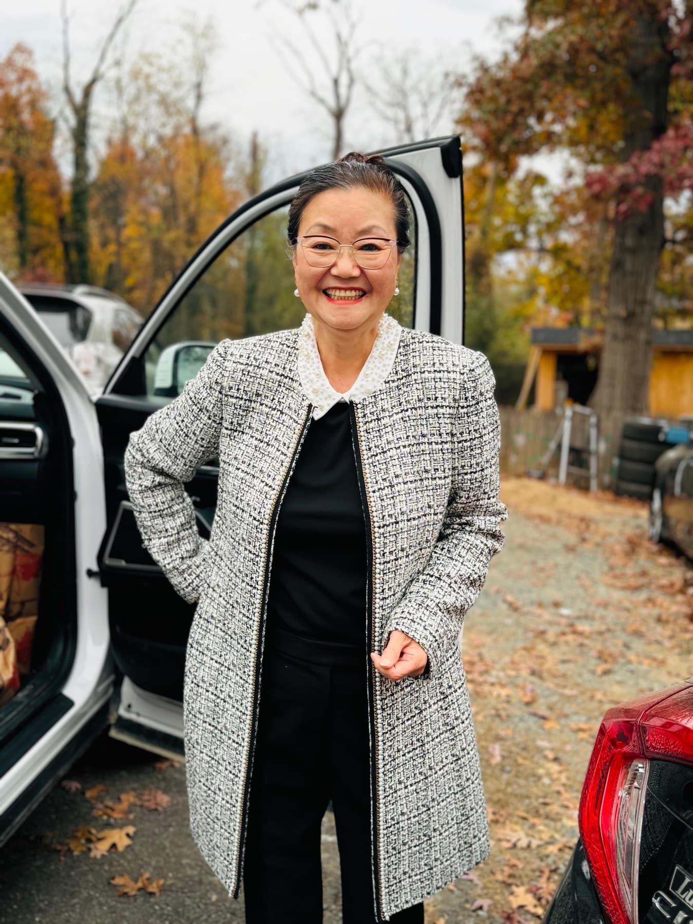 선경추 smiling outdoors
